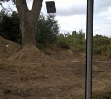 Et voila, le terrain est a peu pres nivelé et les regards posés... mais il me reste encore beaucoup de terre. ce sera ma vue de mon séjour !