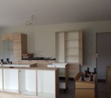 Une fois la peinture termin&eacute;e, la pose de la cuisine a commenc&eacute;: cuisine de chez Ixina avec &icirc;lot central