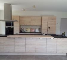 Cuisine de chez Ixina avec &icirc;lot central: pose termin&eacute;e