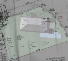 Plan du terrain avec implantation de la maison faite par nos soins... absolument pas definitif