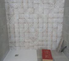 Imitation carreau ciment salle de bain sur un mur