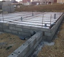 Ils ont fini de ferrailler avant le béton.