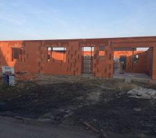 L'élévation des murs s'est terminée le 30 août, il reste maintenant les pointes à réaliser. 
De gauche à droite : chambre 3 - salon - entrée - wc - garage