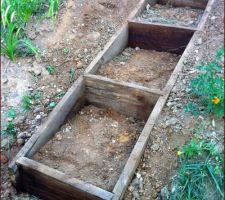 On le bouche avec des cailloux et de la terre