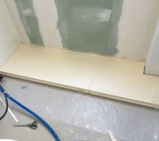 Mise en place de la réhausse de plancher. Il est prévu ensuite le passage des réseaux et du siporex pour faire le plancher.