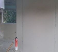 Le petit retour de mur séparant cuisine et salle à manger. A y'est, on commence à pouvoir se représenter les volumes!