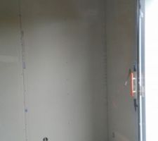 Vue sur l'isolation des plafonds en contact avec la toiture (technique de pose différente d'avec un plafond sous plancher béton et/oui toiture en zinc et/ou ardoises/tuiles.
