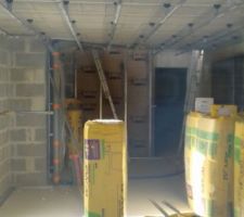 Installation des rails du plafond dans le salon/salle-à-manger.