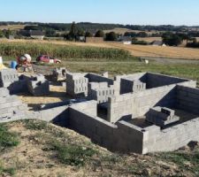 D&eacute;but de la construction du vide sanitaire.
On s?arr&ecirc;tera &agrave; 5 hauteurs de parpaings pour coller au mieux avec le terrain