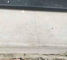 Fissure de retrait sur seuil