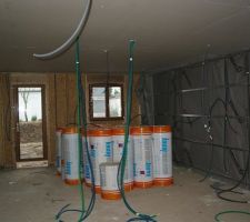 Le plafond est posé, l'isolation des murs commence.