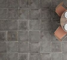Carrelage pièce de vie, couloir et cellier.
