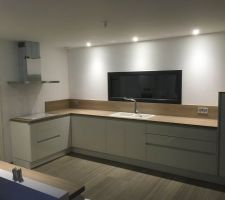 Cuisine lorsqu'elle venait d'être posée, il manque le miroir au-dessus de la plaque.