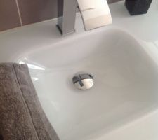 Vasque en verre et robinet sans trace de calcaire grâce au lave-glace et en essuyant après utilisation