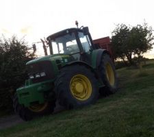 Le tracteur pour &eacute;vacuer la terre