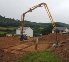 Coulage du béton pour les fondations ! :D Ça avance vite ! 1h pour couler le tout ^^