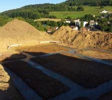 Fondations coulées et les ferrailles en attente pour les coffrants sont prêt !