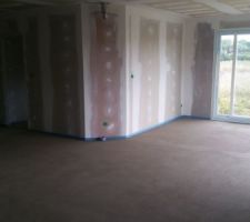 Chape de ravoirage puis isolant au sol et chape traditionnelle coul&eacute;e.