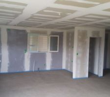 Chape de ravoirage puis isolant au sol et chape traditionnelle coul&eacute;e.