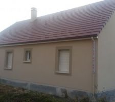 Enduit finition gratté PRB Chambord avec entourage des ouvertures en PRB Vallée de Sèvre.
Peu de temps après l'application et à la lumière du soir.