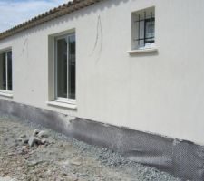 Remblais autour de la maison avec du ballast