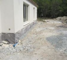 Remblais autour de la maison avec du ballast