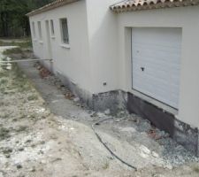 Remblais autour de la maison avec du ballast