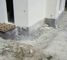 Remblais autour de la maison avec du ballast