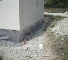 Remblais autour de la maison avec du ballast