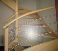 Voila la vue catalogue de notre futur escalier: bois de hêtre, rambarde arrondie, tubes inox diametre 20 mm