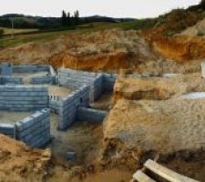 Le vide sanitaire en cours de réalisation.
La construction se sépare en 3 "niveaux", du plus bas au plus haut:
La partie garage que l'on voit au fond et qui est terminée.
La partie jour, que l'on voit à gauche et qui est quasiment terminée également.
La partie nuit qui se trouve à droite de l'image et qui a tout juste été commencée.