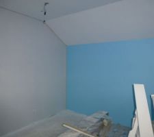 Peinture chambre des enfants, bleu et gris pour les chambres des garçons et lilas et blanc avec additif de paillettes pour la princesse
