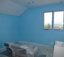 Peinture chambre des enfants, bleu et gris pour les chambres des garçons et lilas et blanc avec additif de paillettes pour la princesse