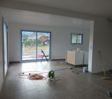 Plafonds fini dans toute la maison et tout le blanc aussi, reste à colorer le coin cuisine, le parement pierre sur le mur du futur poêle viendra plus tard