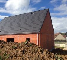 On arrive même pas à voir la maison avec toute la terre
