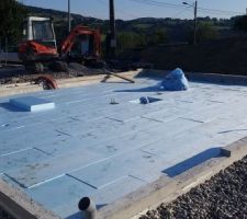 Installation de l'isolant de type polystyrène extrudé Roofmat sous dallage 7