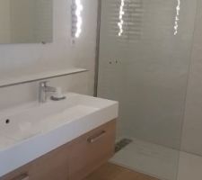 Finitions de la salle de douche de la suite parentale
