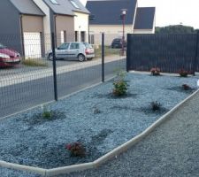 Parterre devant la maison avec paillage en ardoises et galets blancs