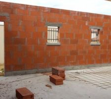 Décoffrage : les volumes sont maintenant bien visibles !
Vue sur garage, les grilles de défenses ont été scellées.