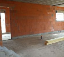 Décoffrage : les volumes sont maintenant bien visibles !
Vue sur escalier, dégagement bureau, suite parentale et cuisine.