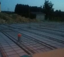 La dalle est posée , et plus-que la chape  avant les murs