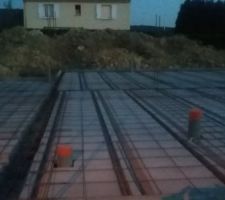 La dalle est posée , et plus-que la chape  avant les murs