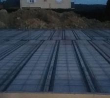 La dalle est posée , et plus-que la chape  avant les murs