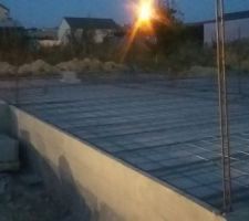 La dalle est posée , il ne reste plus-que la chape  avant les murs