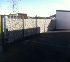 Gabions poteau alu noir et cailloux blanc