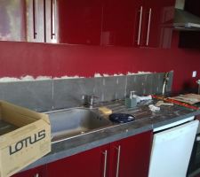 Début carrelage cuisine juste au dessus évier et plaque de cuisson