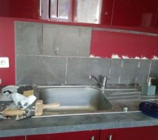 Début carrelage cuisine juste au dessus évier et plaque de cuisson