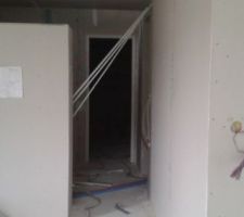 "Couloir" menant de la pièce de vie à la porte d'accès au garage.