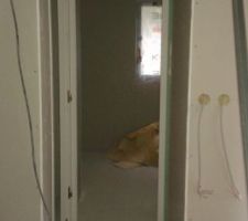 Le petit "sas" entre les toilettes du rdc et notre chambre.