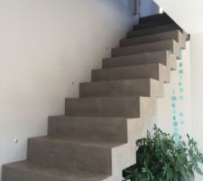 Escalier avec paillasse découpée en béton